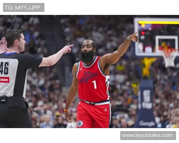 哈登表现起伏不定全场仅得18分下半场状态低迷失误和犯规频频影响球队表现