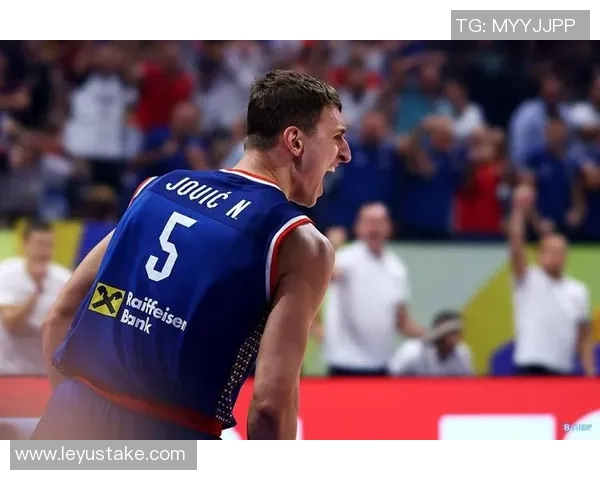 约维奇半场表现亮眼6投3中罚球全中贡献10分外加3篮板2助攻1盖帽